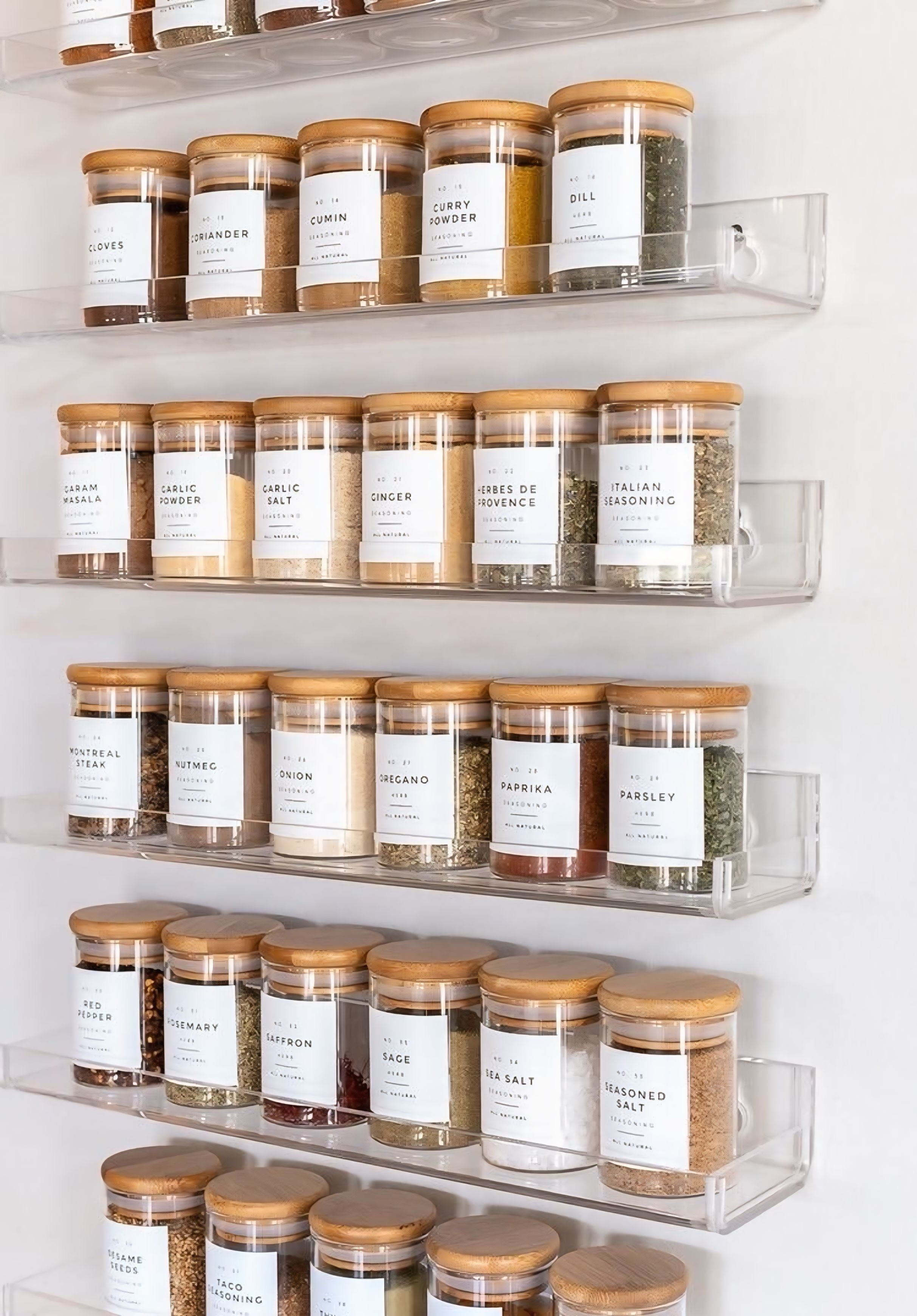 Organisierte Vorratsdosen aus Glas mit minimalistischen Etiketten in einer hellen Küche als Inspiration für Neujahrsvorsätze und Ordnung im Haushalt.